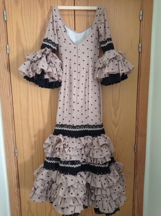 Traje de flamenca lunares beige y negro