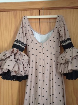 Traje de flamenca lunares beige y negro
