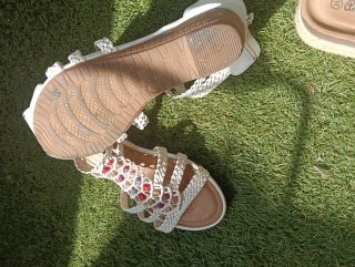 Sandalias blancas y multicolor
