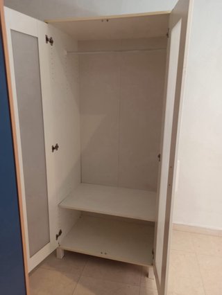 Armario blanco con puertas de plastico