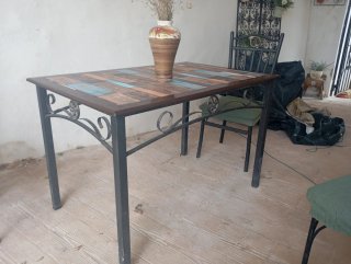 Mesa de forja y madera estilo rústico