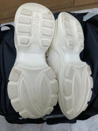 Zapatillas blancas y doradas