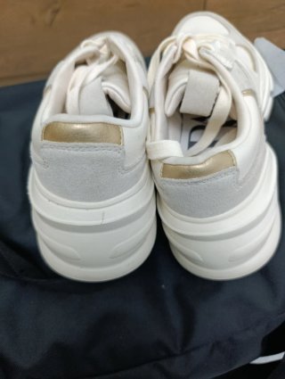 Zapatillas blancas y doradas