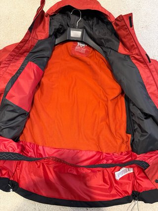Chaqueta de Nieve Roja y Negra