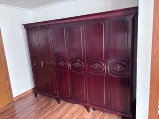Armario de madera oscura para restaurar