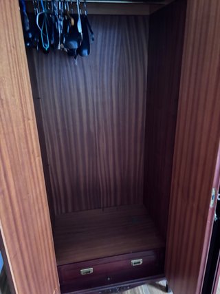 Armario de madera oscura para restaurar
