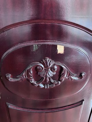 Armario de madera oscura para restaurar