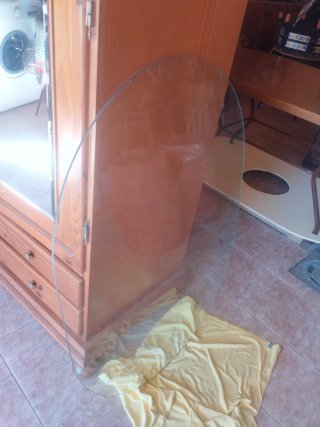 Cristal ovalado para mesa. Medidas 0'86x1'12