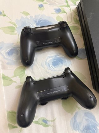 PlayStation 4 Slim + 2 Controller + Call of Duty B