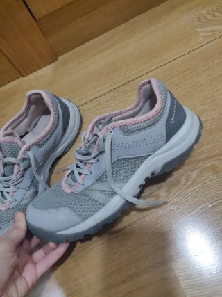 Zapatillas de montaña grises y rosas
