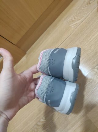 Zapatillas de montaña grises y rosas