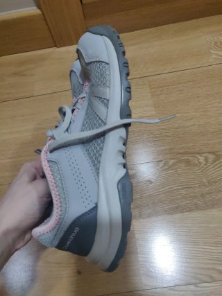 Zapatillas de montaña grises y rosas
