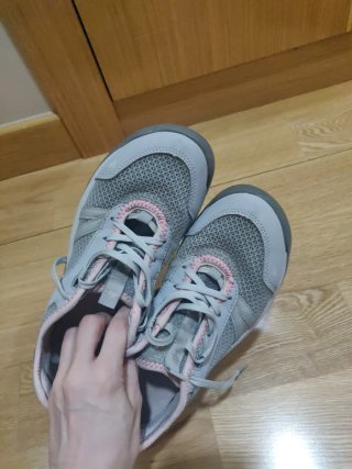 Zapatillas de montaña grises y rosas
