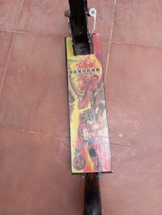 Bonito Patinete juvenil de 2 ruedas.