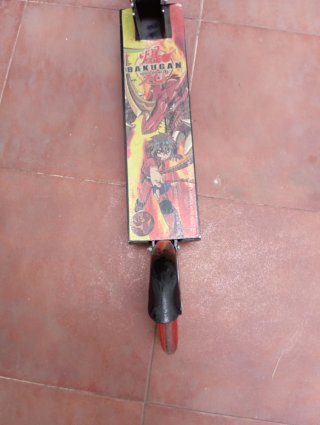 Bonito Patinete juvenil de 2 ruedas.