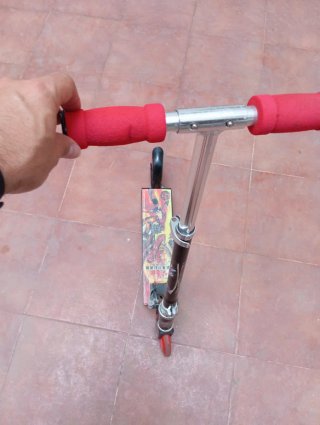 Bonito Patinete juvenil de 2 ruedas.