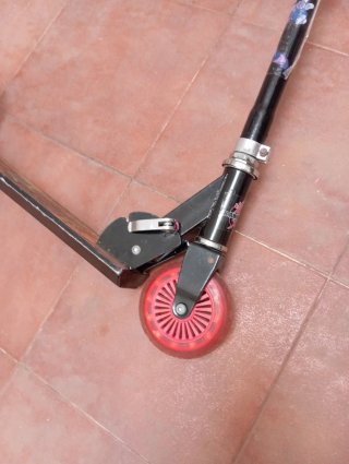 Bonito Patinete juvenil de 2 ruedas.