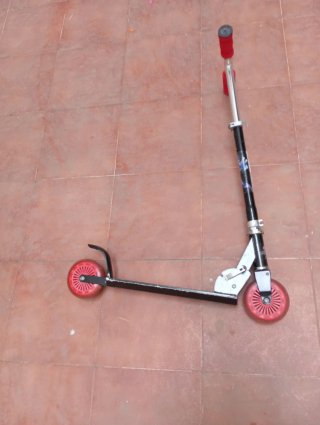 Bonito Patinete juvenil de 2 ruedas.