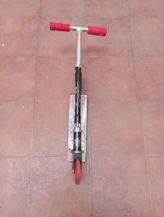 Bonito Patinete juvenil de 2 ruedas.