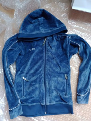 Chaqueta deportiva azul con capucha