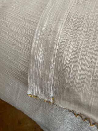 Dos cortinas blancas