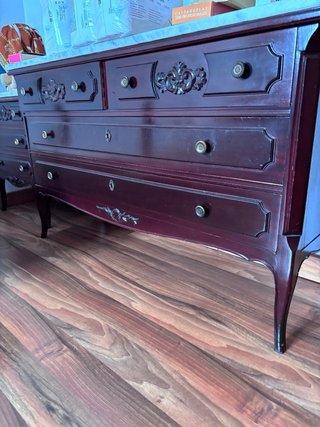 Cómoda de madera con tapa de mármol
