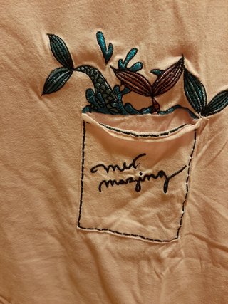 Camiseta Bershka rosa con bolsillo bordado
