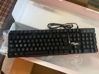 Teclado BAKTH Negro gamer los leds