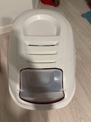 Caja de arena para gatos con cúpula