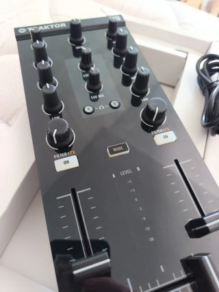 Controlador DJ Traktor Kontrol Z1