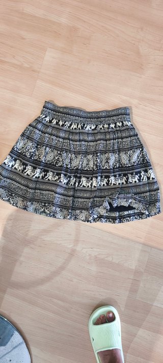 Falda estampada de elefantes con volumen.