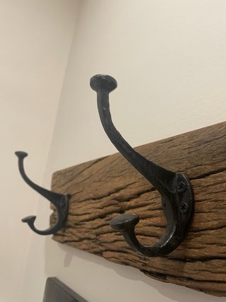Appendiabiti in legno massello con ganci