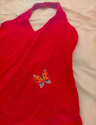 Camiseta roja System Action con mariposa