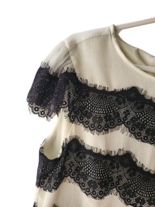 Blusa de encaje blanca y negra