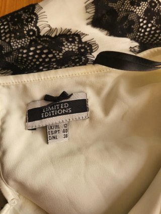 Blusa de encaje blanca y negra