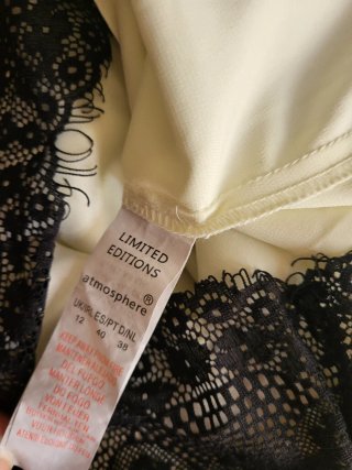 Blusa de encaje blanca y negra