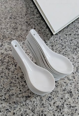 31 Cucharas de Porcelana Blanca