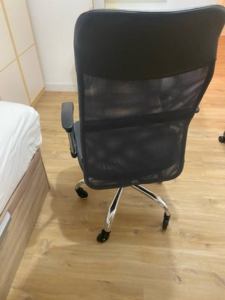 Silla de oficina ergonómica gris y negra