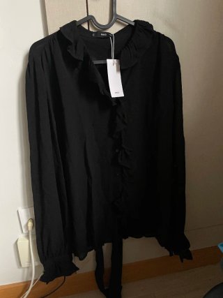 Blusa negra con volantes