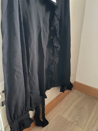 Blusa negra con volantes