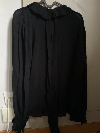Blusa negra con volantes