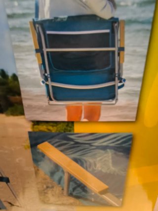 Sdraio da spiaggia / Lettino azzurro e bianco a bordo acqua