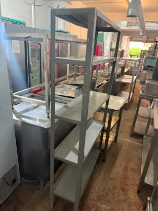 Estantería metálica gris