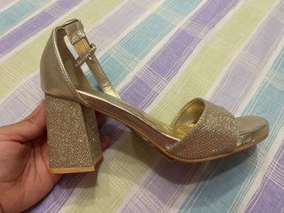 Tacones dorados con brillos