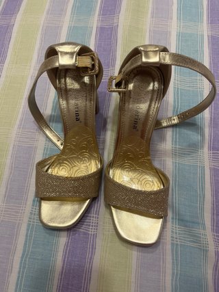 Tacones dorados con brillos