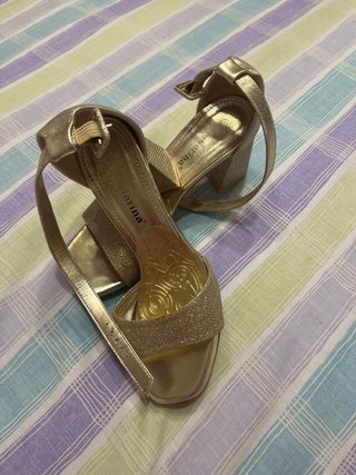 Tacones dorados con brillos