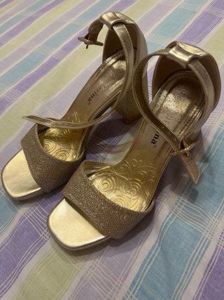 Tacones dorados con brillos