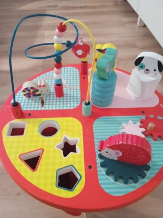 Mesa de actividades para bebé