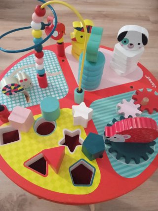 Mesa de actividades para bebé