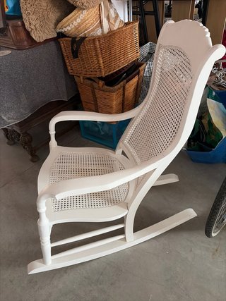 Mecedora de madera con asiento de ratán